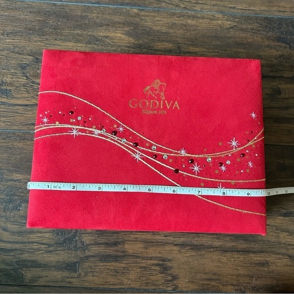 GODIVA Holiday Chocolate Box - Picture 9 of 10